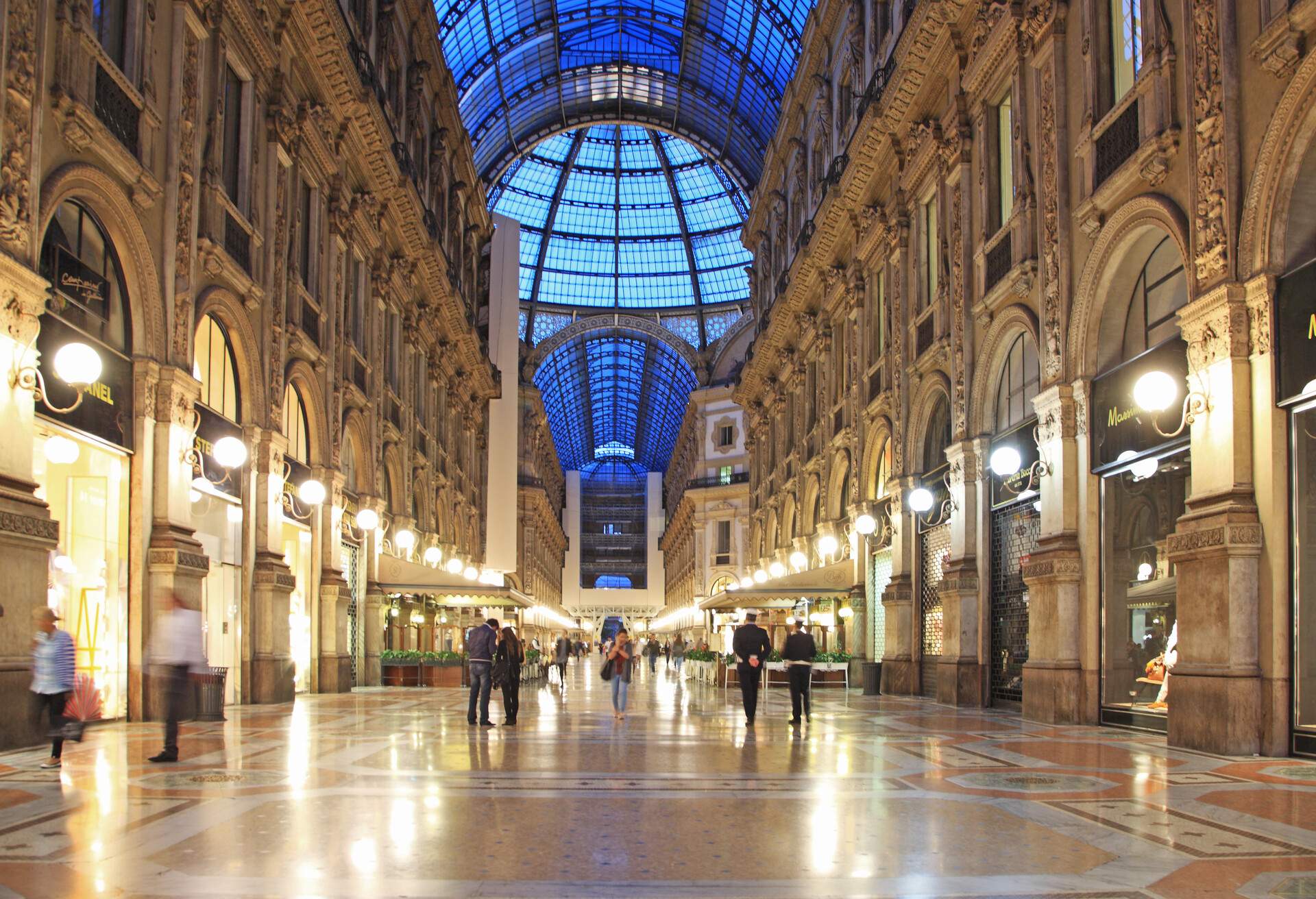 Galleria Vittorio Emanuele II, watching architecture and shopping